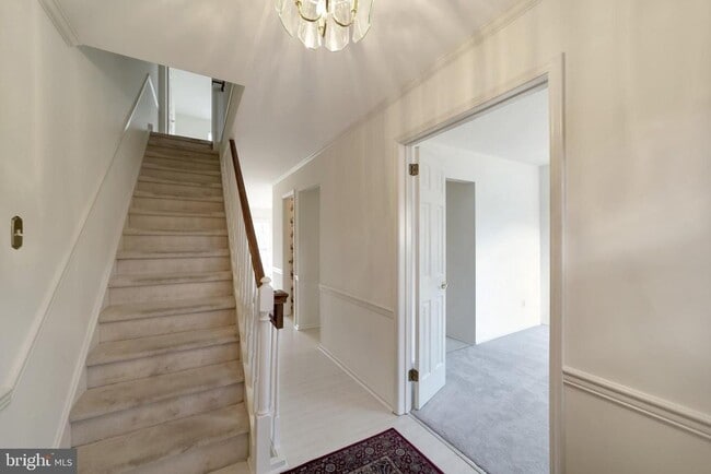 Building Photo - 10 Liberte Ln