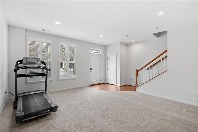 Building Photo - Stunning Luxury Townhome for Rent in Westmoore!