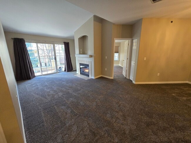 Building Photo - Fresh 2 bedroom, 2 bathroom condo located in Meadows on the Parkway in the heart of Boulder.