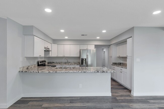 Building Photo - Huge house remodeled and close to ASU.  Pool and Turf in the yard