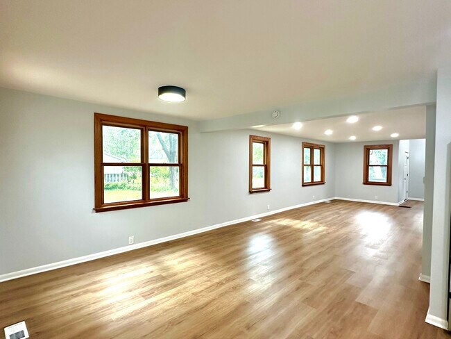 Building Photo - 1007 Pine St