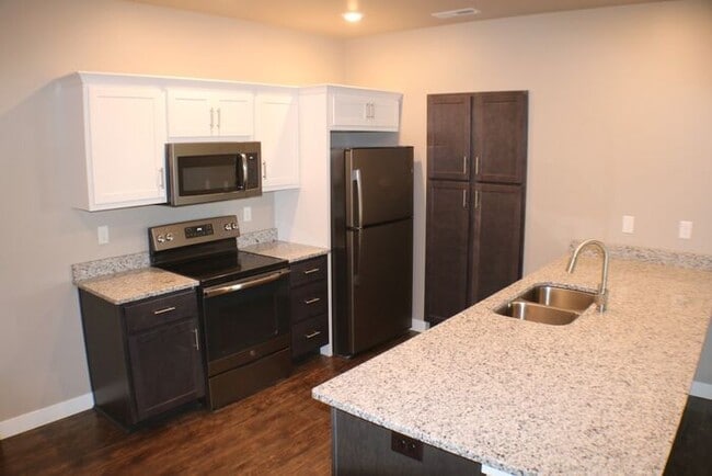 Building Photo - $1,595 | 2 Bedroom, 2 Bathroom Condo | Pet...