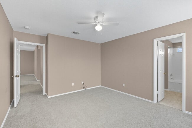 Building Photo - FREE First Month's Rent!
