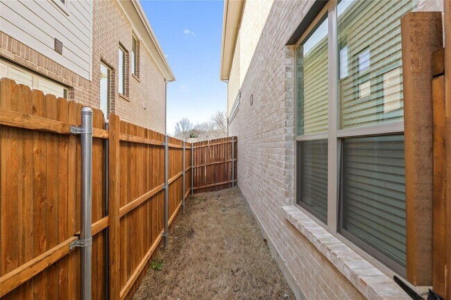 Building Photo - Gorgeous Townhouse for rent in North Fort ...