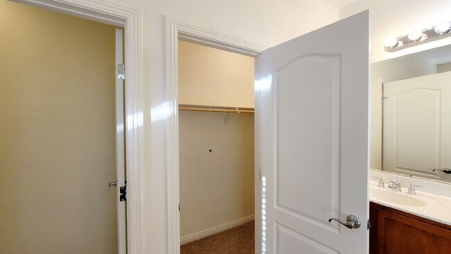 Building Photo - 5913 Altissimo St