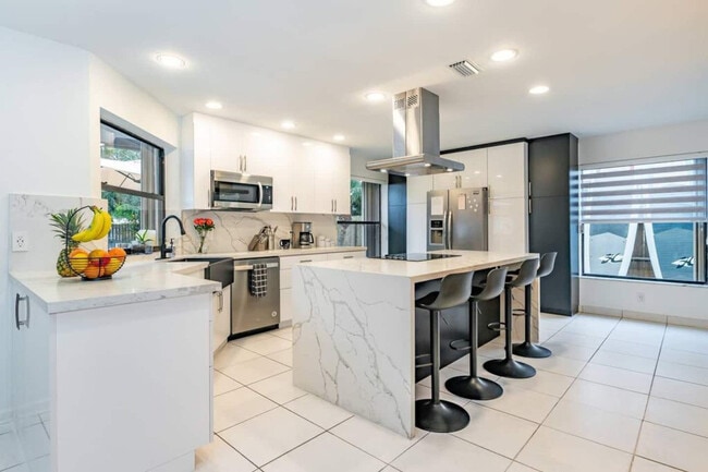 Building Photo - 830 SW 14th Ct