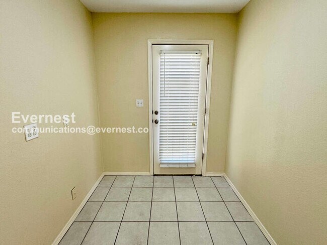 Building Photo - 3 Bed, 2 Bath Townhome with Attached Garage / Pet-Friendly / Available Now!