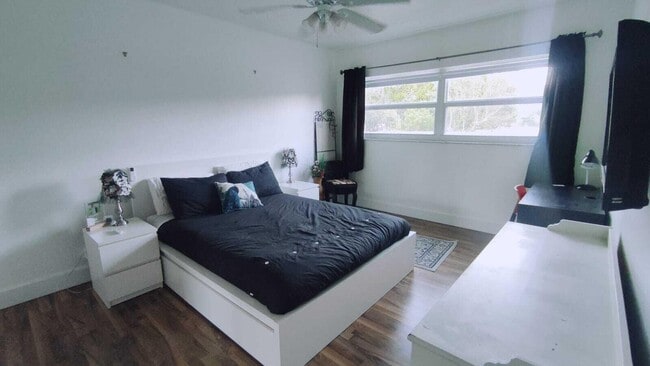 Building Photo - 1958 Monroe St