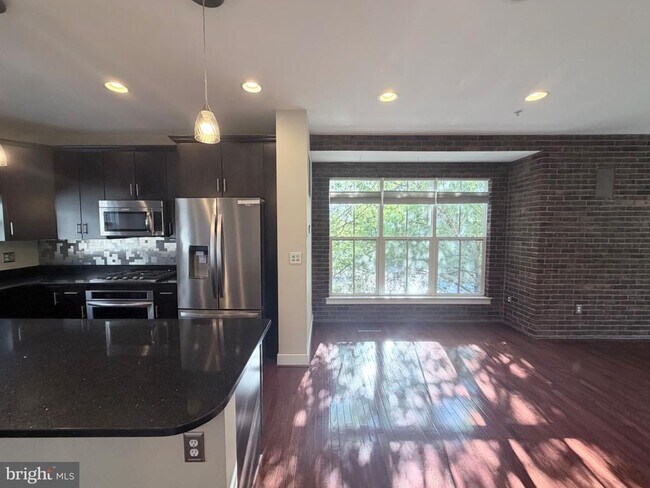 Building Photo - 4560 Longfellow St
