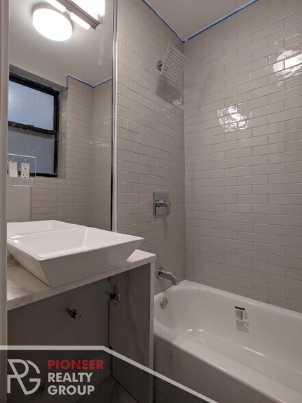 Building Photo - 515 W Belmont Ave
