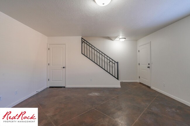 Building Photo - DOG-FRIENDLY 3 Bedroom Townhome with INTER...