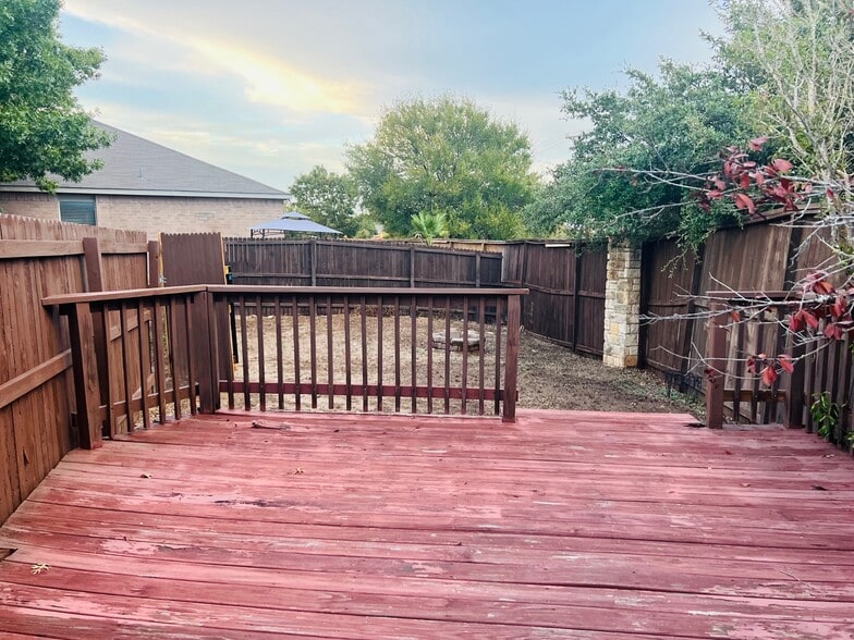 Deck & Backyard - 27002 Rustic Cabin