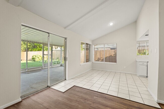 Building Photo - 1426 Ashwood Dr