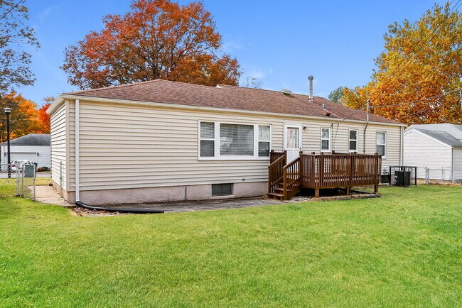 Building Photo - 1123 Roxton Dr