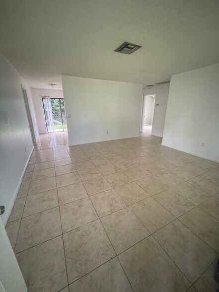 Primary Photo - 1637 Barbarie Ln