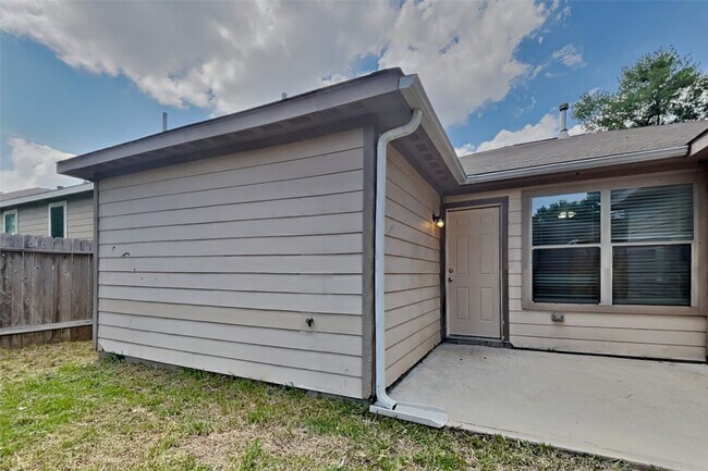 Building Photo - 804 Lovebug Ln