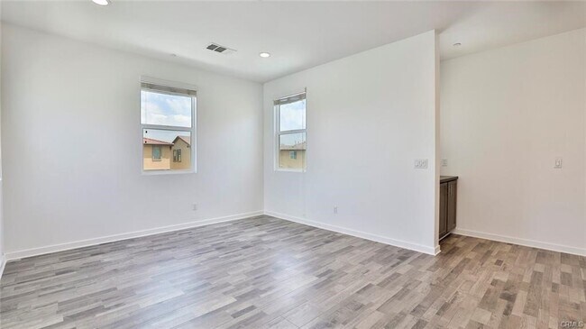 Building Photo - 2832 E Clementine Dr