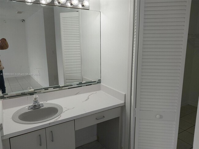 Building Photo - 2424 SW 143rd Pl