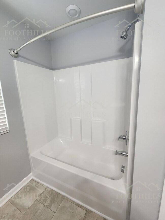 Building Photo - 18 Chalet Ct