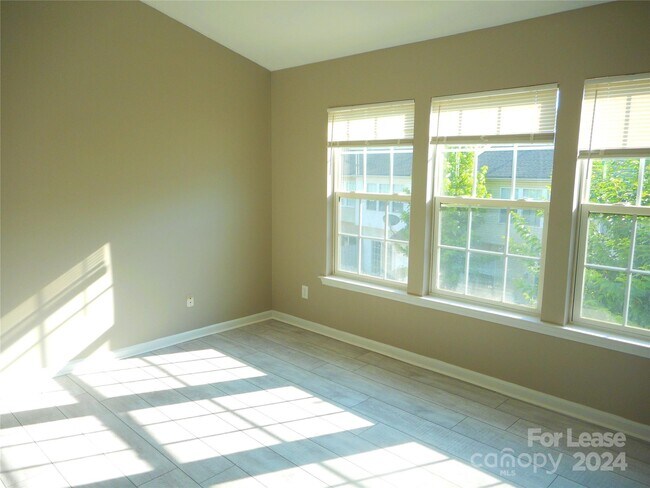 Building Photo - 3152 Mannington Dr