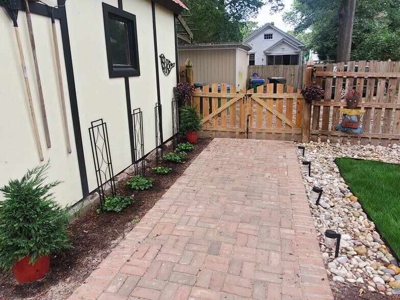 Walkway to unit - 1018 W 45th St