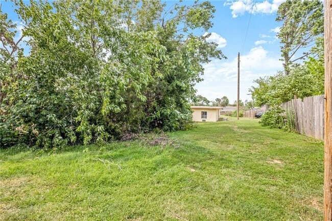 Building Photo - 1711 W Olrich St