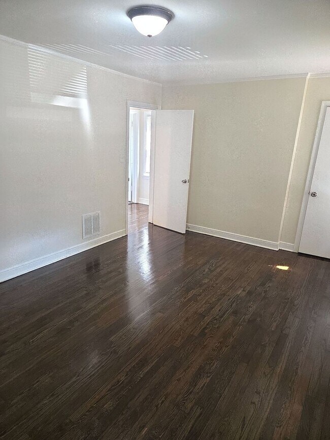Building Photo - Charming 4BR Home with Spacious Layout, Mo...