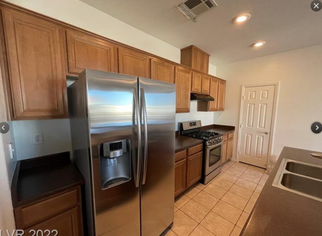 Building Photo - 2 bedroom 2 bath 1 car garage in a gated n...