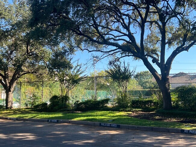 Building Photo - 10047 Westpark Dr