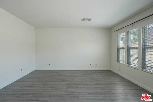Building Photo - 2732 Hemlock Rd