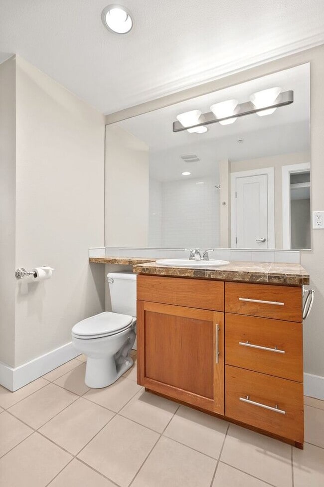 Building Photo - Fabulous Urban Retreat Condo in Celebrated...