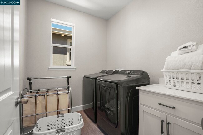 Building Photo - 3893 Villa Vista Pl