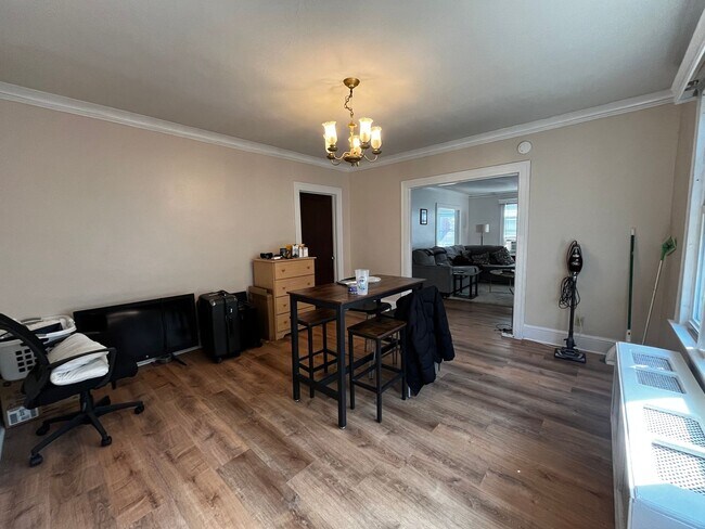 Building Photo - 1st Floor Apartment in Ideal West Hartford...