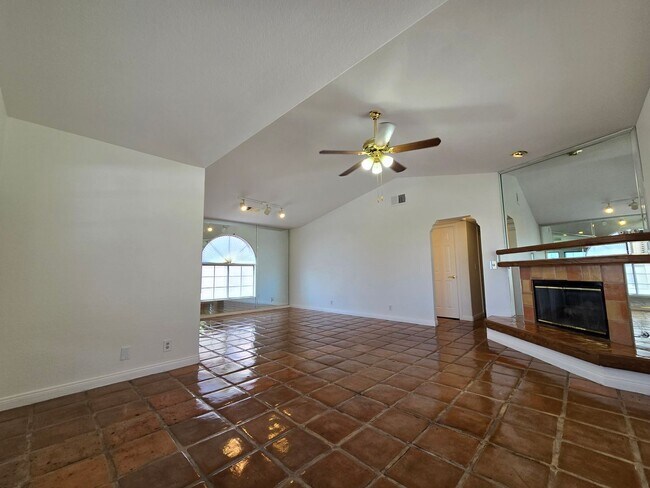 Building Photo - 1421 Santa Margarita St