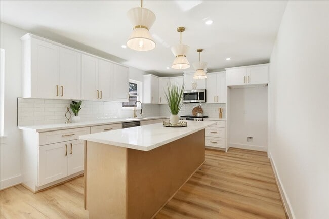 Building Photo - 9603 Emnora Ln