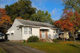 Building Photo - 2 BR House w/ Detached Garage, within 2 miles of UNC-Greensboro