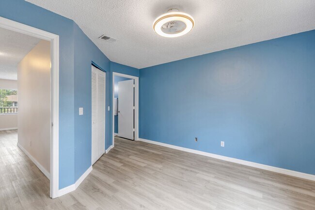 Building Photo - Spacious, sleek & central: 2Bedroom/2Bath condo in Daytona Beach!