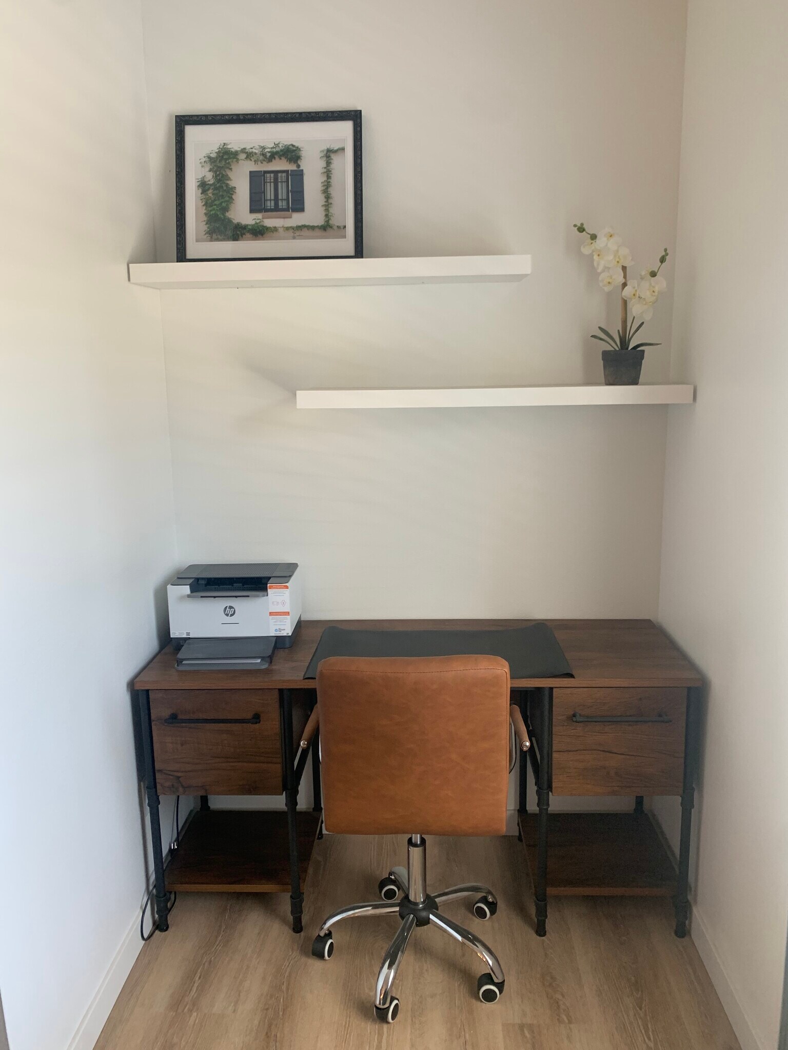 Desk nook - 20053 Coquille Dr