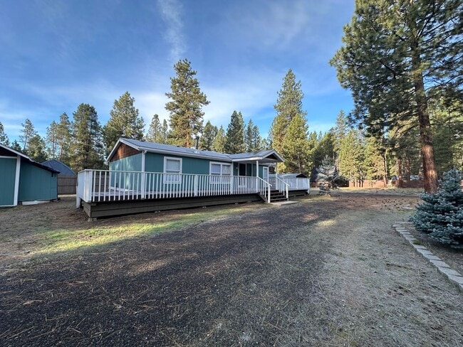 Building Photo - Adorable home in La Pine area, 1.5 acres fully fenced!!