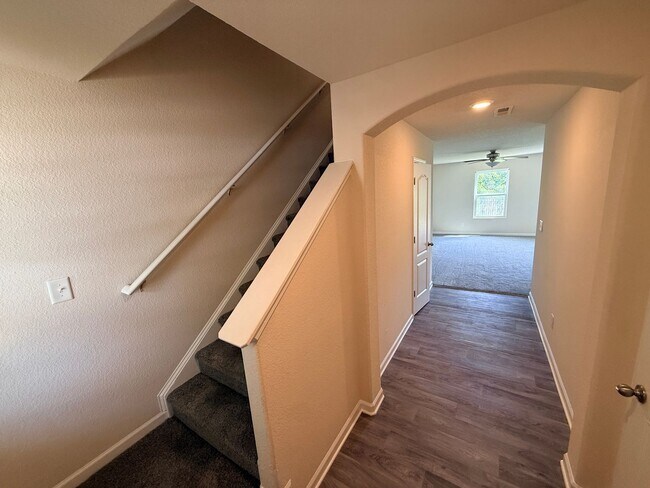 Building Photo - Lovely 3 bedroom/2.5 bath townhome