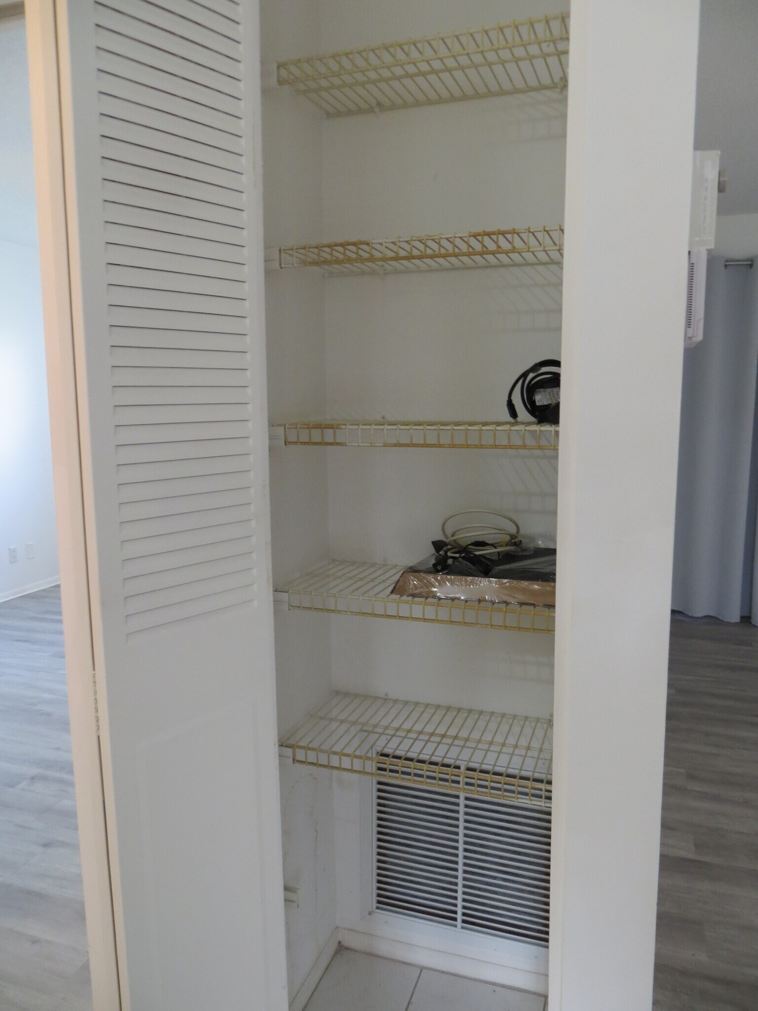 Linen Closet - 2723 Dudley Dr E