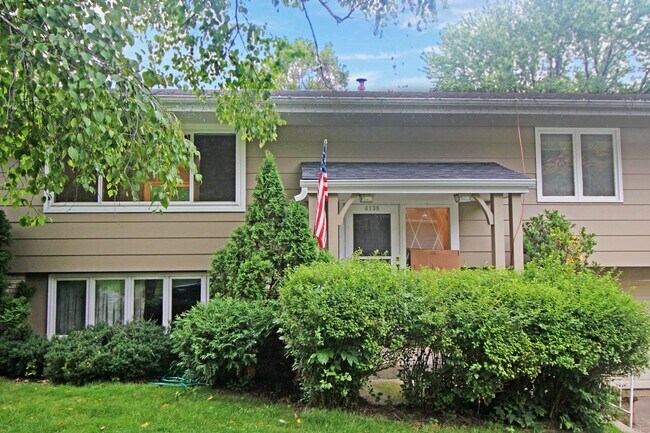 Building Photo - Beautifully updated 'Tonka rental available! 3 beds 2 baths in Royal Hills!