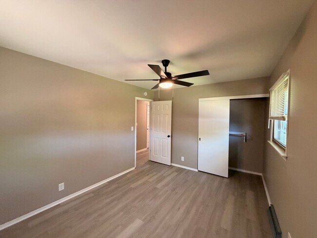 Building Photo - 3 Bed/1 Bath Home with Garage Parking!!