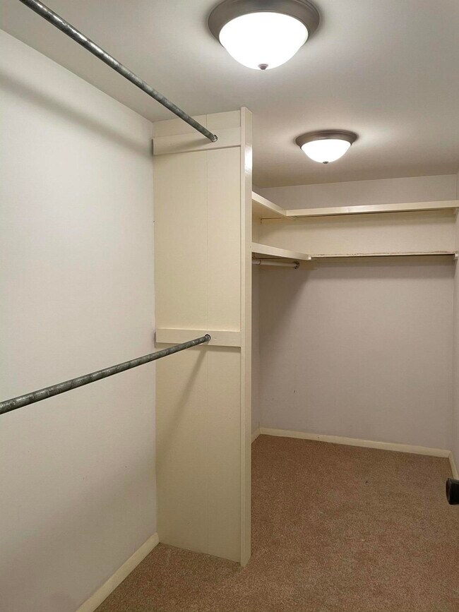 Building Photo - 3421 Holwyn Rd