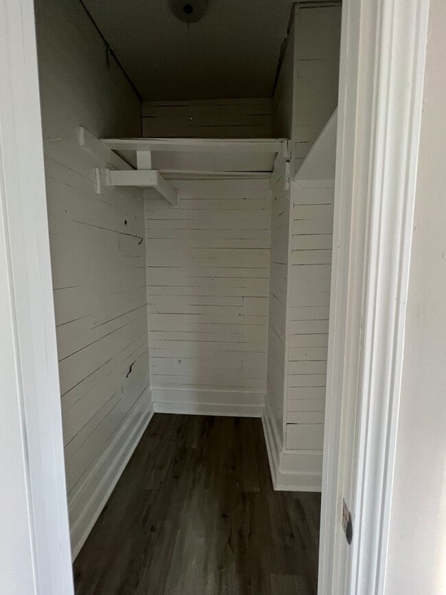 Building Photo - Cute corner lot available for August move-in