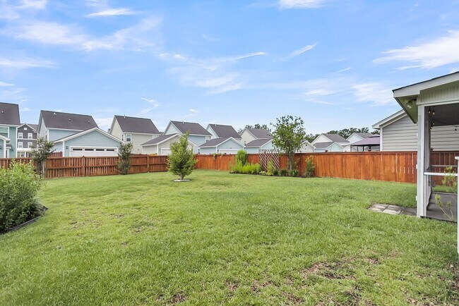 Building Photo - Fully Furnished 3 Bedroom, 2.5 Bathroom Ho...
