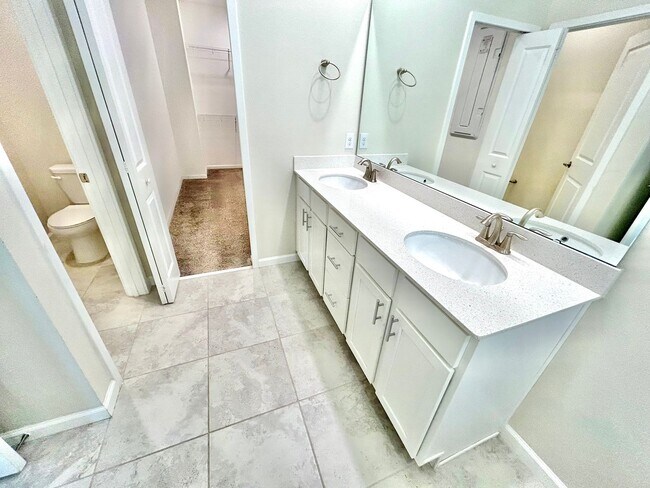 Building Photo - Upscale 3Beds/2.5Baths Townhouse living in...