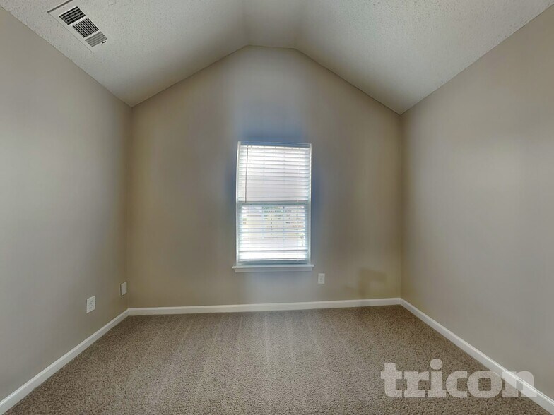 Building Photo - 4928 Bryant Dr