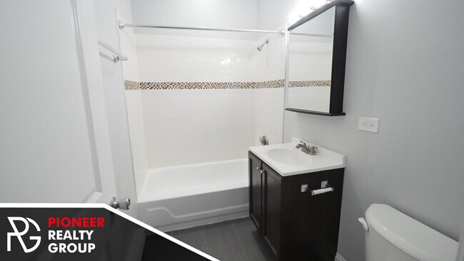 Building Photo - 3637 W Dickens Ave