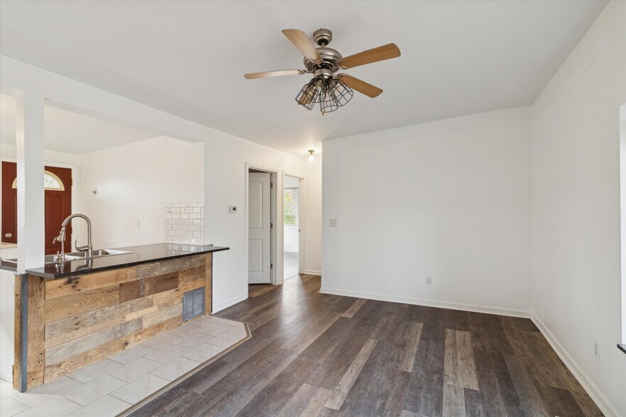 Building Photo - 671 W Clark Rd